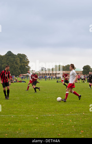 Match de football de ligue dimanche à park Banque D'Images