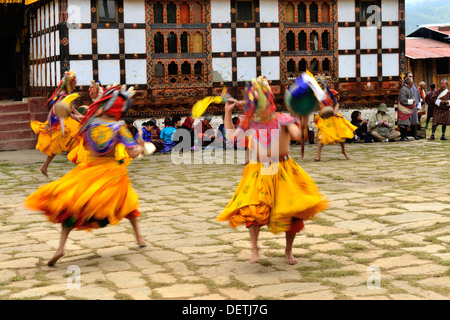 Danseuses à Domkhar Tsechu festival tenu dans un monastère dans le village de Domkhar, Bumthang, Bhoutan Banque D'Images