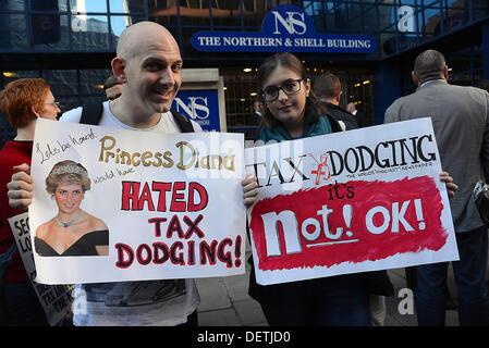 Londres, Royaume-Uni. 23 août, 2013. Un manifestant tenant une pancarte contre l'éditeur Mark Desmond à 'Stop à la diabolisation des immigrés dans son journal Daily Express. Credit : Voir Li/Alamy Live News Banque D'Images