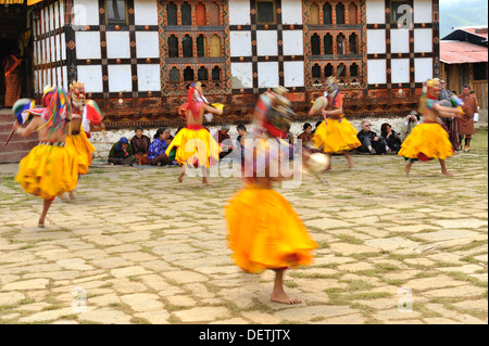 Danseuses à Domkhar Tsechu festival tenu dans un monastère dans le village de Domkhar, Bumthang, Bhoutan Banque D'Images