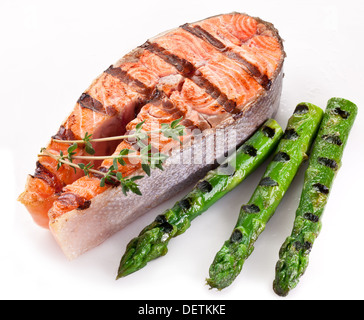 Pavé de saumon et les asperges sur un fond blanc. Banque D'Images