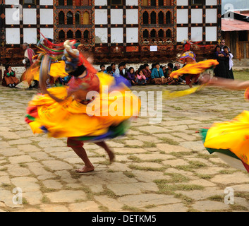 Danseuses à Domkhar Tsechu festival tenu dans un monastère dans le village de Domkhar, Bumthang, Bhoutan Banque D'Images