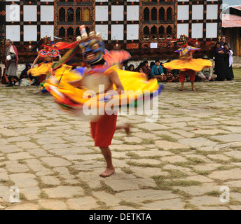 Danseuses à Domkhar Tsechu festival tenu dans un monastère dans le village de Domkhar, Bumthang, Bhoutan Banque D'Images