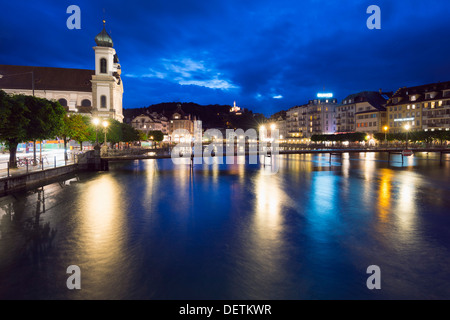 L'Europe, Suisse, Lucerne, vieille ville au bord de l'eau sur la rivière Reuss, église des Jésuites Banque D'Images