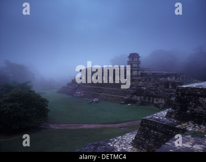 Avis de Palace à Palenque les ruines dans la brume du Temple du Soleil, le Mexique Banque D'Images