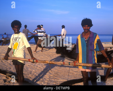 Les pêcheurs sur la plage de Benaulim, transport dans les filets, Goa, Inde. Banque D'Images