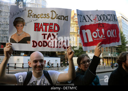 Londres, Royaume-Uni. 23 août, 2013. Un manifestant tenant une pancarte contre l'éditeur Mark Desmond à 'Stop à la diabolisation des immigrés dans son journal Daily Express. Credit : Voir Li/Alamy Live News Banque D'Images
