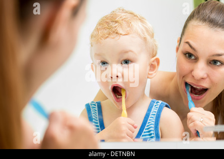 L'enseignement de mère enfant le brossage des dents Banque D'Images