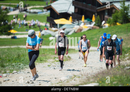 L'Europe, Valais, Alpes Suisses, Suisse, Zermatt, le Cervin (4478m), les coureurs dans le Zermatt Marathon Banque D'Images