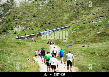 L'Europe, Valais, Alpes Suisses, Suisse, Zermatt, le Cervin (4478m), les coureurs dans le Zermatt Marathon Banque D'Images