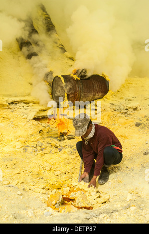 Travail acharné sur Kawah Ijen sur l'île de Java Banque D'Images