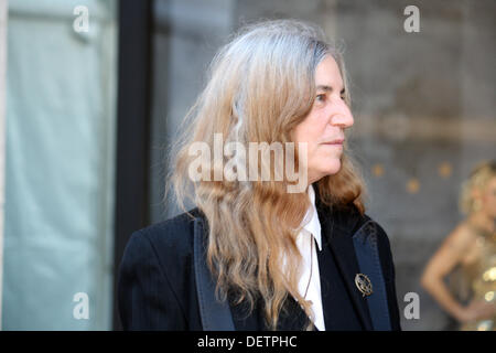 New York, USA. 23 août, 2013. Patti Smith arrive pour l'ouverture de la saison du Metropolitan Opera de New York, États-Unis, 23 septembre 2013. Piotr Tchaïkovski opéra Eugène Onéguine a ouvert la nouvelle saison du Met. Le Metropolitan Opera est considéré comme l'un des meilleurs du monde des maisons d'opéra et de l'ouverture de la saison est toujours un événement majeur de la société de New York. Photo : Christina Horsten/dpa/Alamy Live News Banque D'Images