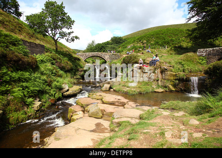 Pont de la rivière à cheval à trois Dane Shires tête où les comtés de Cheshire Derbyshire Staffordshire England UK répondre Banque D'Images