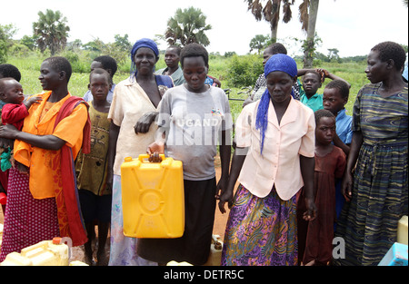 Les villageois recueillent de l'eau pompé par une ONG financée ainsi à côté de son village dans le district de Lira d'Ouganda du Nord. Banque D'Images