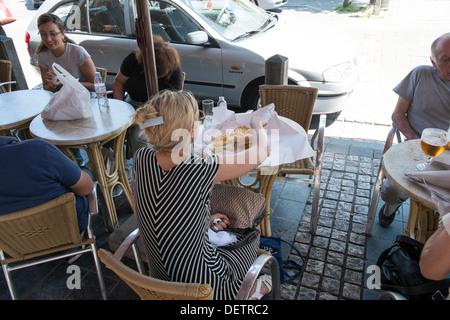 manger des frites Banque D'Images