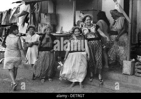 Les femmes mexicaines en vêtements traditionnels brodés Main Tehuantepec zapotèque de l'Oaxaca Huipil à célébrer fête du village en 1970 Tehuantepec Oaxaca. Mexique HOMER SYKES Banque D'Images