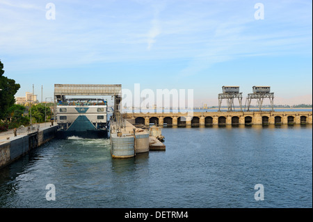 Bateau de croisière la négociation d'Esna verrou sur la rivière du Nil entre Assouan et Louxor, Égypte Banque D'Images