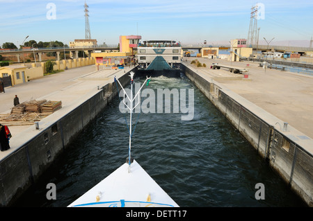 Bateau de croisière la négociation d'Esna verrou sur la rivière du Nil entre Assouan et Louxor, Égypte Banque D'Images