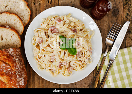 Vue de dessus d'une plaque de tagliatelli carbonara, une cuisine italienne dans un restaurant traditionnel mise Banque D'Images