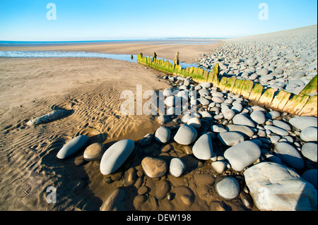 Brise-lames qui pourrissent sur la plage à Westward Ho !, Devon, England, UK Banque D'Images
