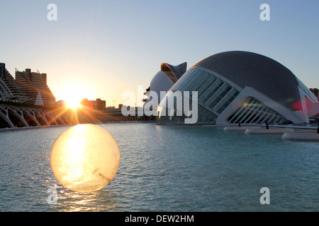 L'Hemisfèric, Cité des Arts et des Sciences, Valence, Espagne, conçu par les architectes Santiago Calatrava et Félix Candela au coucher du soleil Banque D'Images