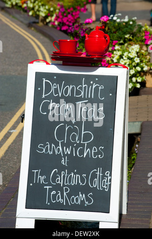 La publicité du thé à la crème du Devonshire et des sandwiches au crabe à l'extérieur du chalet des capitaines les salons de thé dans la région de Beer, Devon, Angleterre, Royaume-Uni Banque D'Images