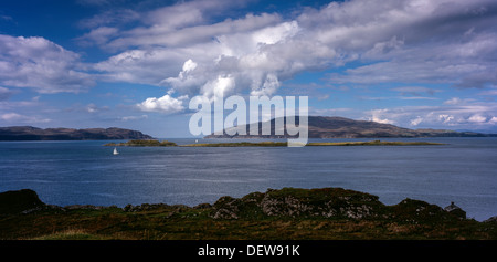 La recherche à travers son de Jura de Craignish pointent vers le golfe de Corryvrecken Côte ouest de l'Ecosse UK avec yacht. Banque D'Images