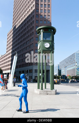 La Potsdamer Platz - Berlin 2013 et les feux de circulation avec un homme habillé en bleu Banque D'Images