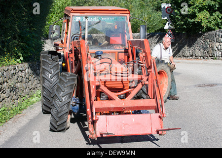 Ouvrier agricole agriculteur ouvrier réparer le tracteur Banque D'Images