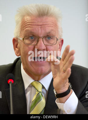 Stuttgart, Allemagne. 24 août, 2013. Le premier ministre de Bavière, Winfried Kretschmann (Alliance 90/Les Verts), gesticule au cours d'une conférence de presse à Stuttgart, Allemagne, 24 septembre 2013. Photo : MARIJAN MURAT/dpa/Alamy Live News Banque D'Images