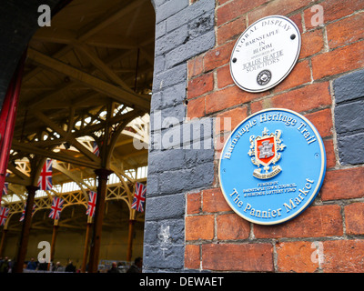 Sentier du patrimoine de Barnstaple plaque au mur de marché de pannier à Barnstaple, Devon, Angleterre Banque D'Images