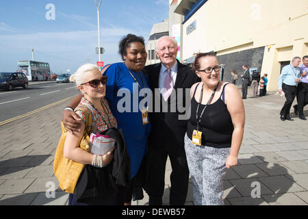 Brighton, UK . 24 août, 2013. Conférence du Parti travailliste 2013, Brighton, UK. 24.09.2013 Photo montre Neil Kinnock, ancien chef du Parti du travail d'être assailli par les membres du travail pour les photos avant d'arriver à la conférence. Crédit : Jeff Gilbert/Alamy Live News Banque D'Images