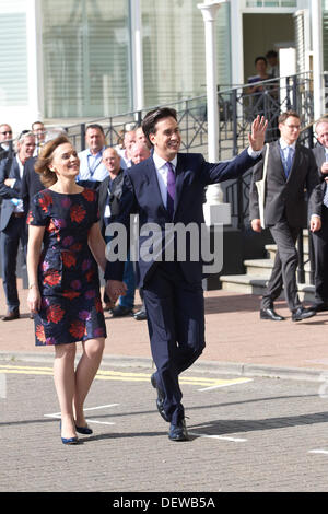 Brighton, UK . 24 août, 2013. Conférence du Parti travailliste 2013, Brighton, UK. 24.09.2013 Photo montre Leader du Parti travailliste Ed Miliband avec femme Justine arrivant à la conférence avant qu'il a prononcé son discours. Crédit : Jeff Gilbert/Alamy Live News Banque D'Images