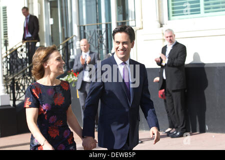 Brighton, UK . 24 août, 2013. Conférence du Parti travailliste 2013, Brighton, UK. 24.09.2013 Photo montre Leader du Parti travailliste Ed Miliband avec femme Justine arrivant à la conférence avant qu'il a prononcé son discours. Crédit : Jeff Gilbert/Alamy Live News Banque D'Images