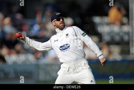 Le Sussex Avant Matt fielding contre Durham au cours de la première journée de leur championnat de cricket du comté de LV Banque D'Images