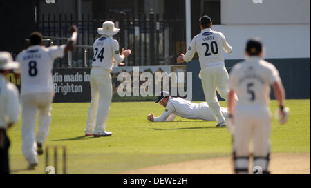 Le Sussex Matt avant la mise en service dans les paumes feuillets la balle en l'air avant de plonger à capturer à la deuxième tentative de rejeter la volonté de Durham Smith Banque D'Images