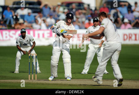 Batteur de Durham Ben Stokes joue un shot retour à Sussex bowler Luke Wright au cours de la première journée de leur championnat de cricket du comté de LV Banque D'Images