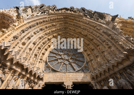 Archway entrée de la 13e siècle Notre Dame de la cathédrale de Reims, Reims, France Banque D'Images