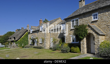Thatched Cottage et de maisons traditionnelles dans le village de Corfe à l'île de Purbeck Dorset Angleterre Banque D'Images