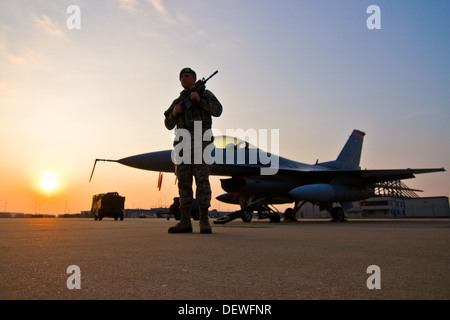 U.S. Air Force Airman First Class Brett Behrens fournit la ligne de vol de sécurité F-16C Fighting Falcon du New Jersey Air National Guard's 177e Escadre de chasse 'Jersey Devils,' au lever du soleil le 11 septembre 2013. Il y a 12 ans, la 177e Escadre de chasse wa Banque D'Images