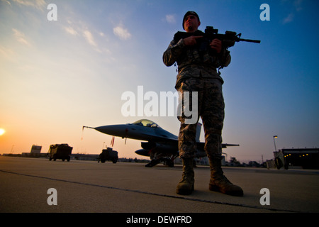 U.S. Air Force Airman First Class Brett Behrens fournit la ligne de vol de sécurité F-16C Fighting Falcon du New Jersey Air National Guard's 177e Escadre de chasse 'Jersey Devils,' au lever du soleil le 11 septembre 2013. Il y a 12 ans, la 177e Escadre de chasse wa Banque D'Images