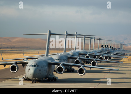 22 Un avion de la 'liberté' de lancement a eu lieu à TRAVIS AFB, Californie, le 11 septembre 2013. Sept C-17 Globemaster III, 11 KC-10 Extender et quatre C-5B de galaxies la 60e Escadre de mobilité aérienne alignés dans ce qu'est historiquement appelé 'elephant walk, l' Banque D'Images