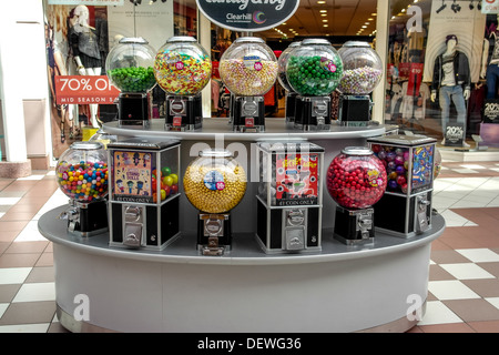 Bubble Gum Machines dans shopping centre Banque D'Images