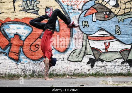 Un spectacle d'HipHop danseur en face d'un mur de graffiti. Banque D'Images