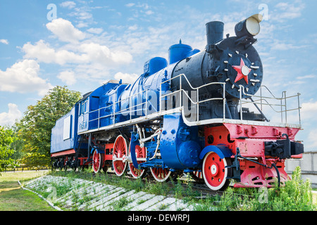 L'ancienne locomotive à vapeur se dresse sur un piédestal Banque D'Images