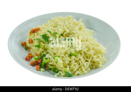Close up cuit des nouilles instantanées avec chili et de légumes sur lave sur fond blanc Banque D'Images