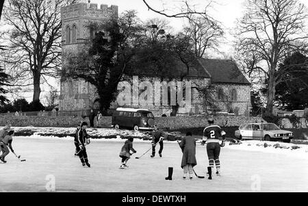 Le hockey sur glace se joue sur étang près de Falmer Brighton en janvier Hiver 1985 Banque D'Images