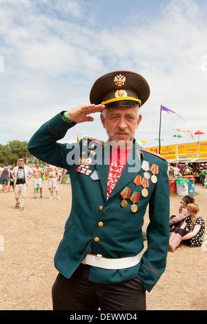 Robe de soirée au festival de Glastonbury 2013 digne, ferme, Somerset, Angleterre, Royaume-Uni. Banque D'Images