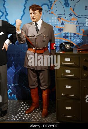 La cire figure Adolf Hitler se trouve dans le musée de cire Madame Tussauds à Londres, Grande-Bretagne, 15 septembre 2013. Hitler est déjà partie de la London Wax Museum depuis le milieu des années 1930. Contrairement à l'exposition de Berlin, il est permis de photographier le Hitler figure ici. Photo : JENS KALAENE/dpa Banque D'Images