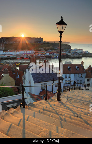 Une vue du coucher de Whitby et le port de la célèbre 199 marches, North Yorkshire, Angleterre Banque D'Images